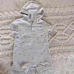 Old Navy 6-12 months short sleeve hooded circle design gray romper with pocket​